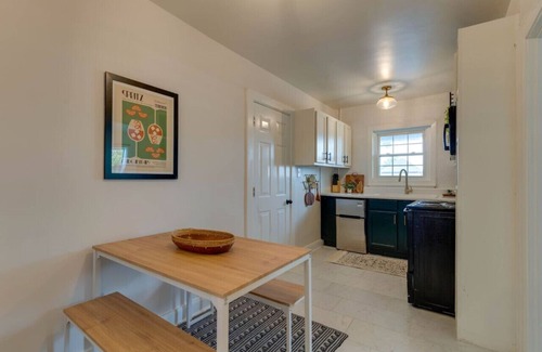 North Nashville Apartment | Southern Charmer: Close to Broadway! Sleeps 8