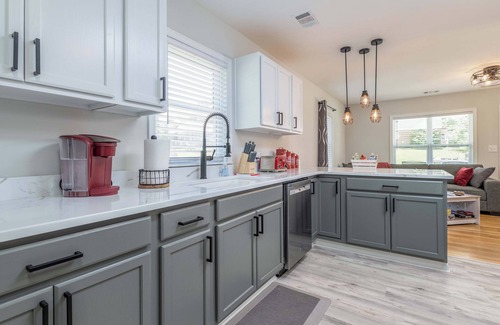 Phenix City House | Southern Comfort Bungalow- Cozy & Close to Downtown Columbus, 7 Miles to Airport