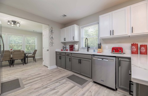 Phenix City House | Southern Comfort Bungalow- Cozy & Close to Downtown Columbus, 7 Miles to Airport