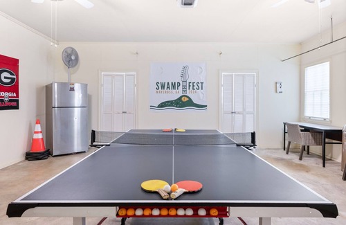 Waycross House | Southern Comfort In town-pool table- patio-bbq-pong-wet bar-free max/prime tv.