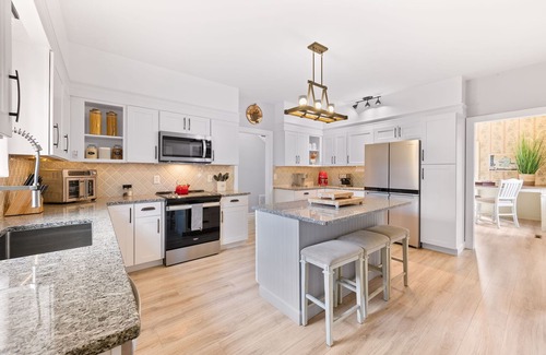 Waycross House | Southern Comfort In town-pool table- patio-bbq-pong-wet bar-free max/prime tv.