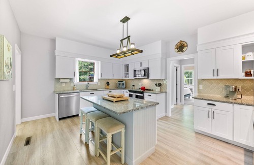 Waycross House | Southern Comfort In town-pool table- patio-bbq-pong-wet bar-free max/prime tv.
