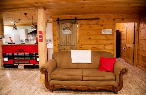 Scottsboro House | Southern Comfort Retreat with a private hot tub!