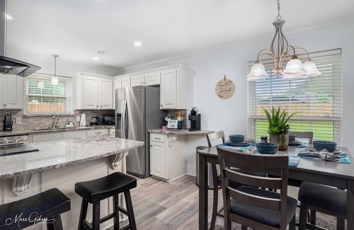 Springlake House | Southern Comfort Retreat: King Bed, Near LSUS & Barksdale AFB, Fast wifi.