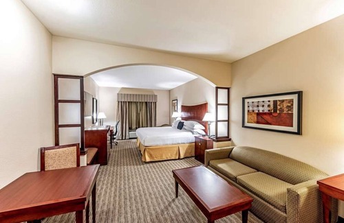 Mineral Wells Hotel | Southern Hospitality! Spacious Unit Near Attractions, Pool, Free Wifi, Parking