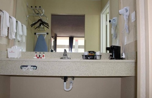 Perry House | Southern Hospitality! Comfy Unit, Parking