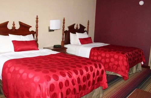 Perry House | Southern Hospitality! Pool, Near Fort Valley State University, Free Parking!