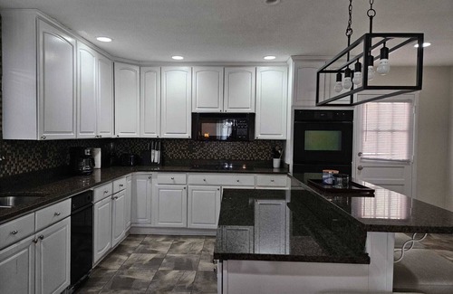 Cordova House | Southern-Inspired 5-BR Luxury Home with Pool & Jetted Tub - Simply Marvelous.