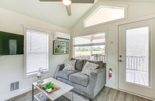 Oakland House | Southern Oregon Cabin Fire Pit and Private Pond!