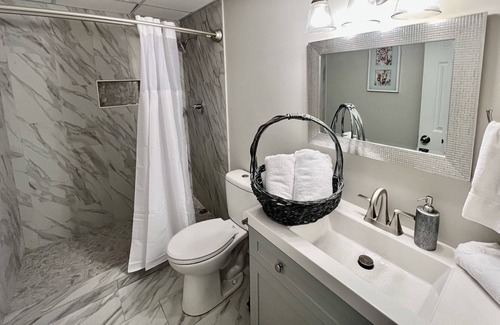 East Cobb House | Southern Peach Inn- Spacious Southern Getaway