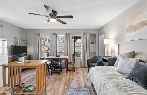 Uncertain House | Southern Pearl- Waterfront W Canoes & Kayaks