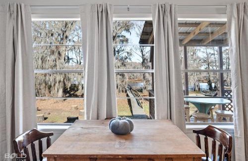 Uncertain House | Southern Pearl- Waterfront W Canoes & Kayaks
