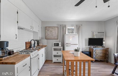 Uncertain House | Southern Pearl- Waterfront W Canoes & Kayaks