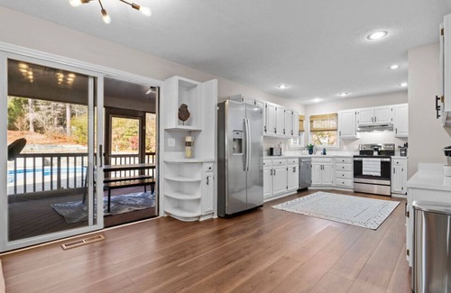 Southern Pines House | Southern Pines Getaway w/Hot Tub, Fire Pit & Pool