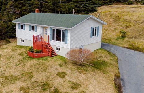 Mount Carmel-Mitchells Brook-St. Catherines House | Southern shore retreat. Pet-Friendly!