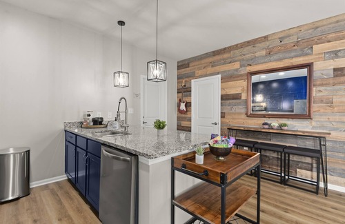 Oxford House | Southern Style Home! 4 Luxe K Suites+Shuttle POOL!