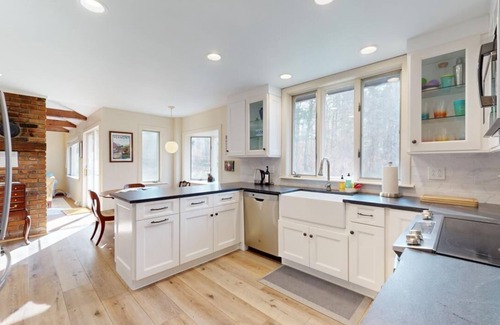 Arlington House | Southern Vermont Cottage - Read Our Arbnb reviews - 4.9!