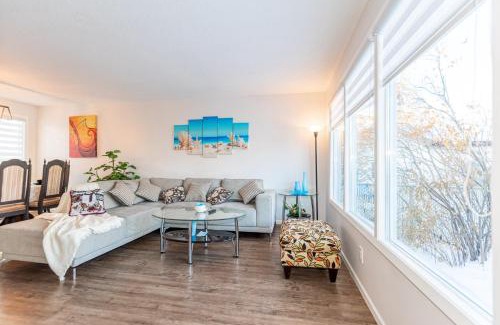 Southwest Edmonton House | Southgate 5 Bedroom Vacation Home with Double Garage