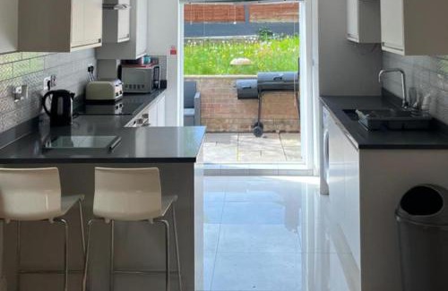 Southgate House | Southgate Home - Sleeps 14 - Parking - Central