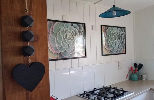 Southport House | SOUTHPORT Holiday HOME Handy to Broadwater Theme Parks Free WiFi and Netflix.