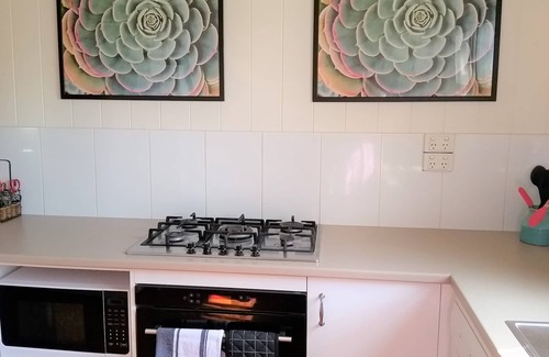 Southport House | SOUTHPORT Holiday HOME Handy to Broadwater Theme Parks Free WiFi and Netflix.