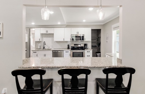Southport House | Southport Salty Patriot-Walk to DT/Pets/Fully fenced with firepit!