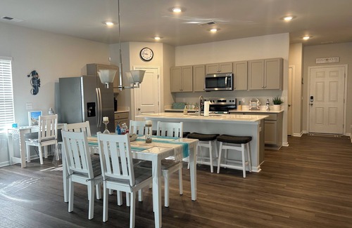 Southport House | Southport Seascape ¦ Coastal Charm ¦ 3BR Home ¦ 3 Miles to Oak Island