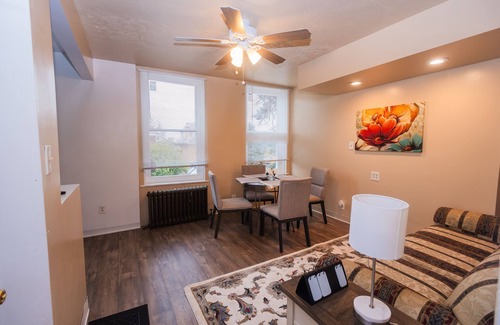 Pittsburgh Apartment | Southside apartment 2 bedroom and Pet-friendly 10 minutes from downtown
