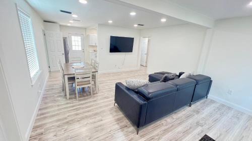 Arlington House | Southside house with a private pool