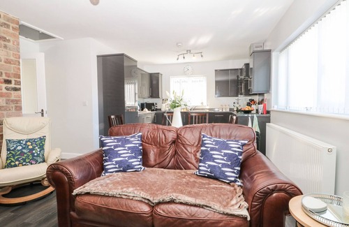 Barmston House | SOUTHVIEW BUNGALOW, pet friendly, country holiday cottage in Barmston