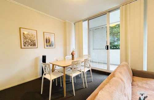 Warwick Farm Apartment | Southwest Liverpool Area 3 Beds & Parking Nwf003