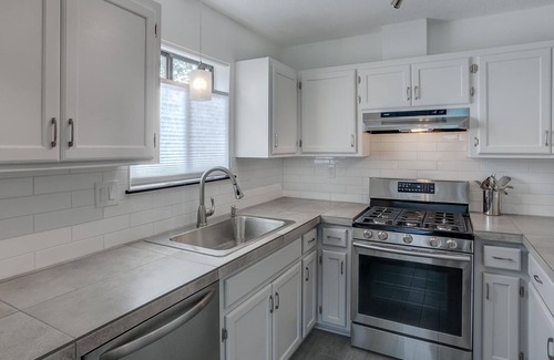 Santa Fe House | Southwest Modern 2+2 Home, Private Courtyard & Fenced Backyard Centrally Located