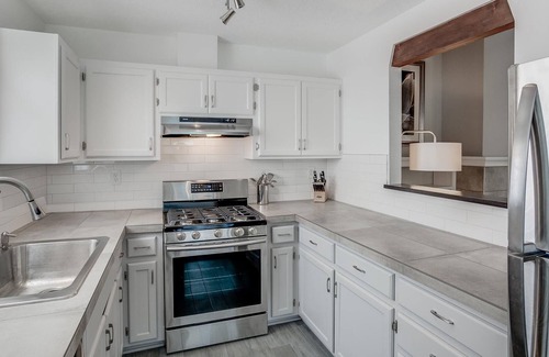 Santa Fe House | Southwest Modern 2+2 Home, Private Courtyard & Fenced Backyard Centrally Located