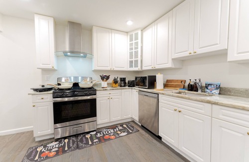 East Orange House | Sovereign Cottage-Parking , Self Check-in & Wifi