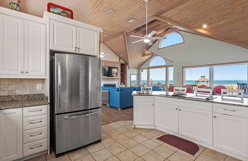 Currituck County House | Sovereign of the Seas: Oceanfront/Hot Tub/Dogs OK