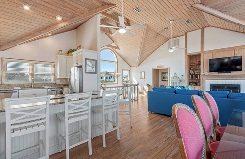 Currituck County House | Sovereign of the Seas: Oceanfront/Hot Tub/Dogs OK