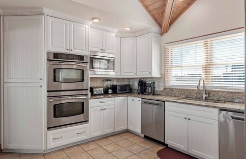 Currituck County House | Sovereign of the Seas: Oceanfront/Hot Tub/Dogs OK
