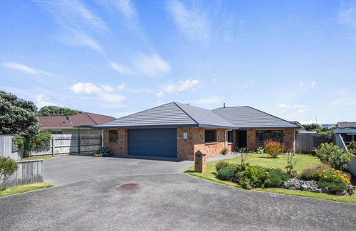 Waikanae House | Spa and Sands - Waikanae Beach Holiday Home