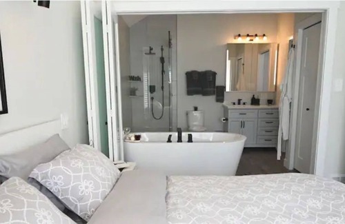 Campbell River Apartment | SPA Bathroom-Luxurious 2 Bdrm w/Fireplace