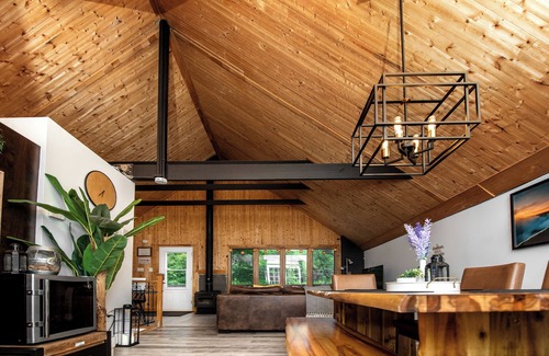 Saint-Brigitte-de-Laval Ski Chalet | Spa + bubbly + privacy in the woods, near the city
