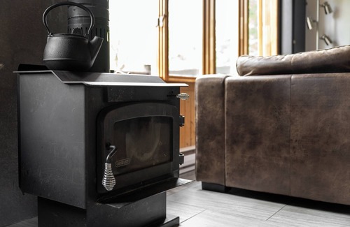 Saint-Brigitte-de-Laval Ski Chalet | Spa + bubbly + privacy in the woods, near the city
