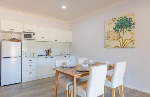 Pokolbin Ski Chalet | Spa Cottage, overlooking vineyard