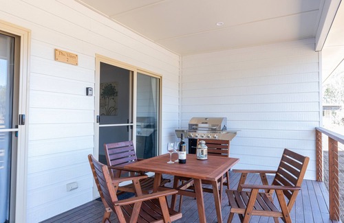 Pokolbin Ski Chalet | Spa Cottage, overlooking vineyard