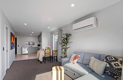 Linwood House | Spa Hideaway in Central City + Parking !