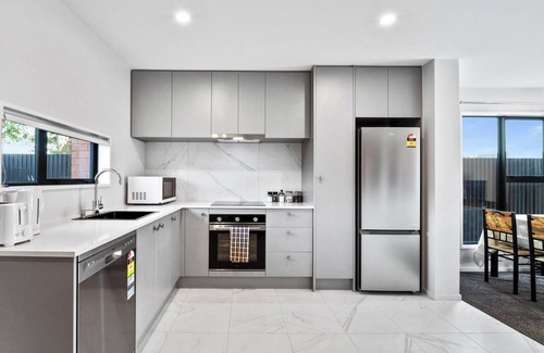 Linwood House | Spa Hideaway in Central City + Parking !