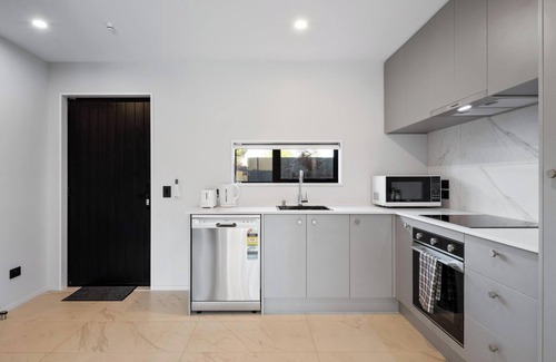 Linwood House | Spa Hideaway in Central City + Parking !