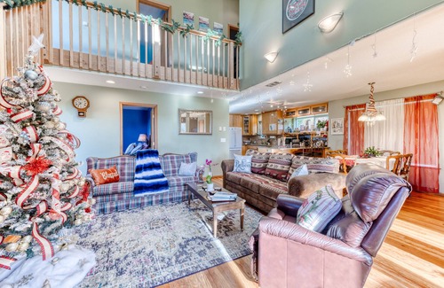 Oceanside Cabin | SPA Home! Hot Tub & Sauna, OCEAN View , AC+ EV Charger, Wheelchair Lift.