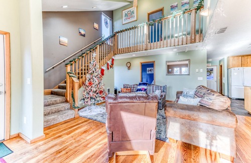 Oceanside Cabin | SPA Home! Hot Tub & Sauna, OCEAN View , AC+ EV Charger, Wheelchair Lift.