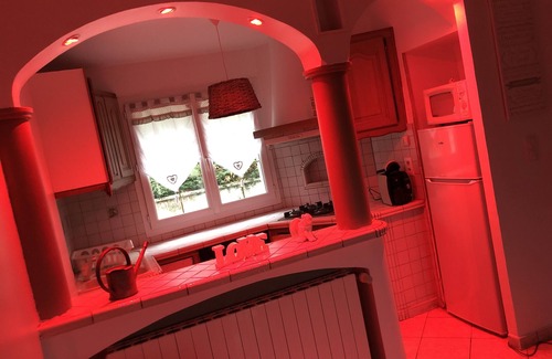 Saint-Genest-Lerpt House | Spa house with private Jacuzzi and whirlpool bath overlooking the countryside