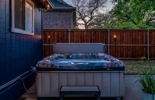 Weatherford House | Spa in Dreamy Yard